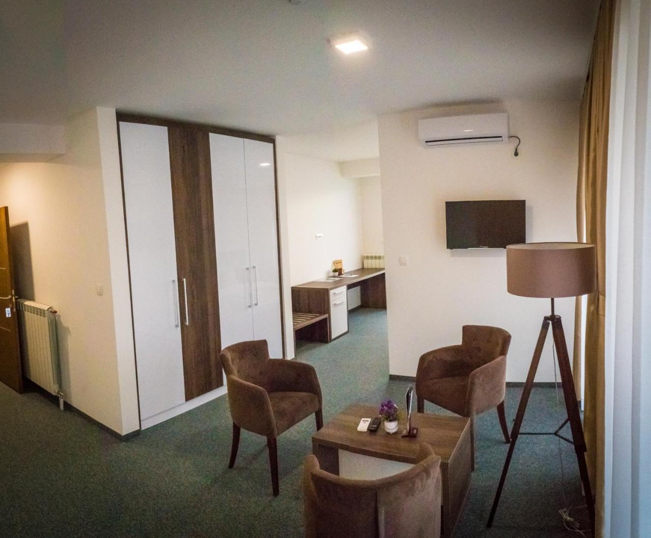 Hotel Sokoline Mandici Buitenkant foto